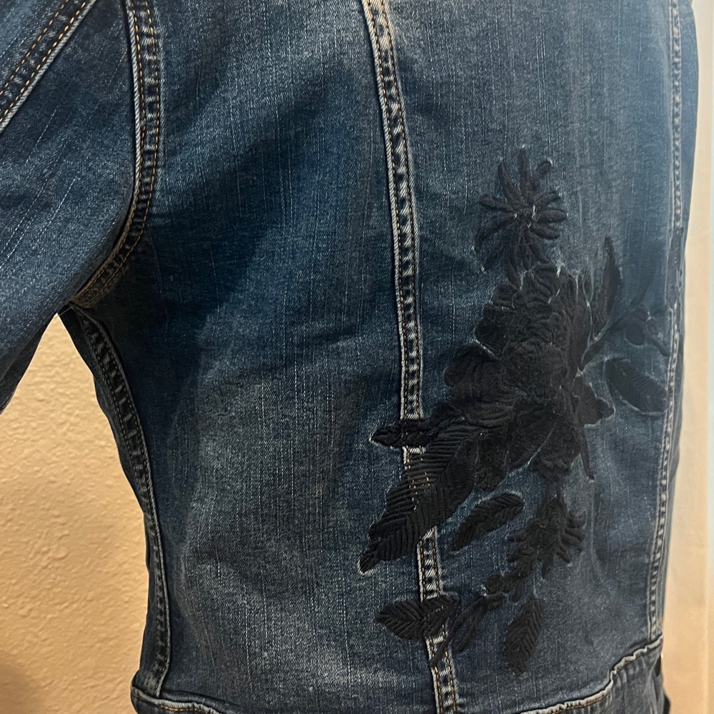 Embroidered Denim Jacket. Dark Blue with Navy Floral Design. Size M. NWT - Picture 5 of 10